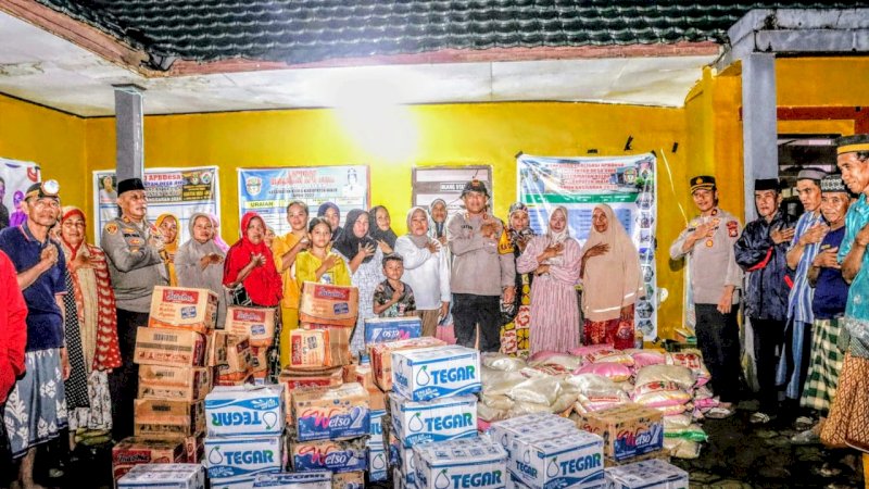 Peduli Korban Banjir, Kapolres Wajo Serahkan Bansos Secara Simbolis di Dua Desa