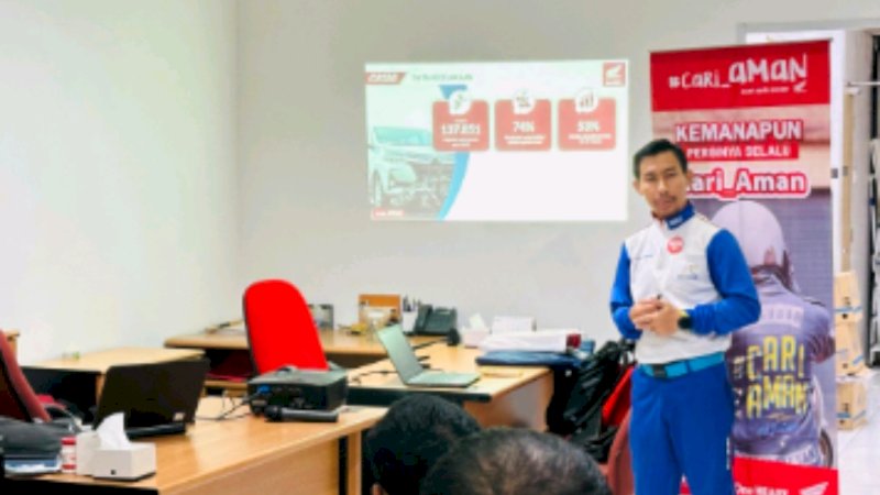 Instruktur Safety Rifing Wanny memberikan pengarahan tentang #cari_aman berkendara di jalan