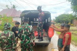 Kodim 1403/Palopo Salurkan 600 Paket Makanan Siap Saji ke Korban Banjir di Luwu