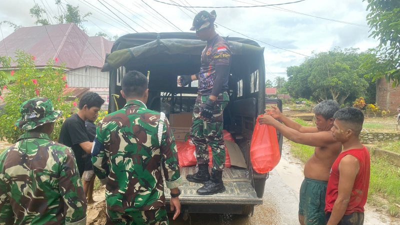 Kodim 1403/ palopo bagikan sembako ke beberapa wilayah di palopo