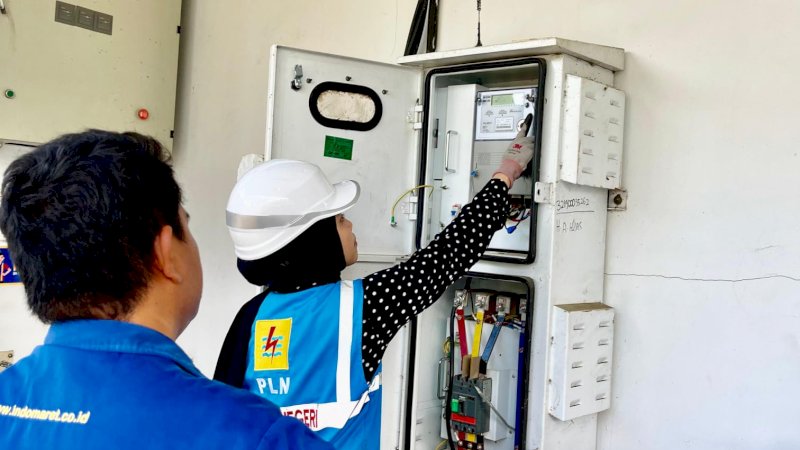 Srikandi PLN saat mengecek sambungan kWh meter salah satu pelanggan di Kabupaten Pangkep.