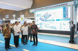 Dikunjungi Presiden Jokowi, Dirut PLN Paparkan Kesiapan Ekosistem Kendaraan Listrik di Booth PLN di PEVS 2024