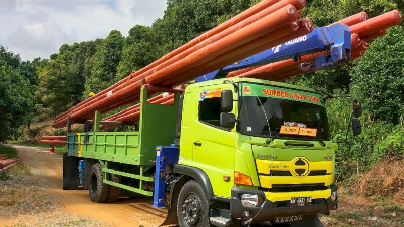 Tim PLN saat memobilisasi tiang melewati medan berat untuk melistriki Dusun Ula, Desa Mattirowalie, Kecamatan Mare, Kabupaten Bone.