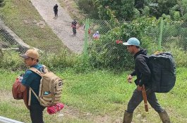 Nakes Sulsel Rela Jalan Kaki untuk Layani Korban Banjir dan Longsor di Titik Terisolir Latimojong