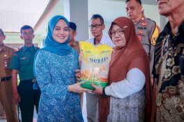 Plt. Ketua TP PKK Barru Resmikan Gerakan Pangan Murah di Tanete Riaja