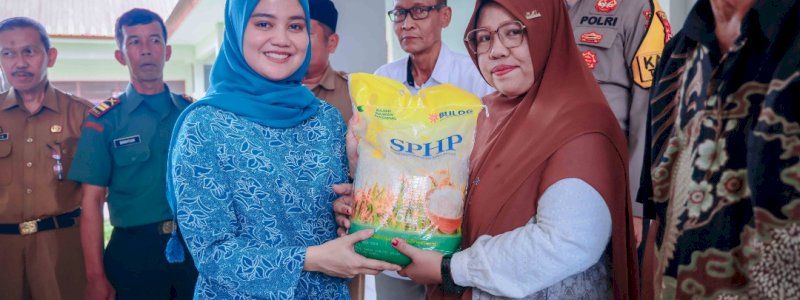 Plt. Ketua TP PKK Barru Resmikan Gerakan Pangan Murah di Tanete Riaja