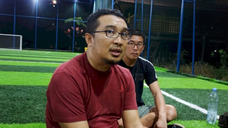 CEO PSM Makassar Sadikin Aksa saat wawancarai usai bermain mini soccer dengan tim media di Sekolah Alam Bosowa, Jalan Danau Tanjung Bunga, Makassar, Senin (6/5/2024). (Foto:Usman Pala/Rakyatku.com)