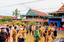 Pastikan Kondisi Warga, Penjabat Bupati Wajo Pantau Banjir Di Tiga Kecamatan