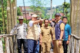 Rusak Berat, Penjabat Bupati Wajo Tinjau Jembatan Gantung di Desa Awota