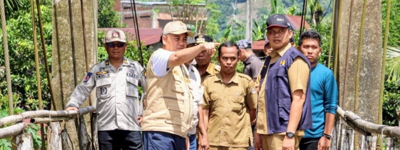 Rusak Berat, Penjabat Bupati Wajo Tinjau Jembatan Gantung di Desa Awota