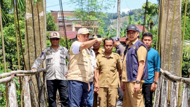 Rusak Berat, Penjabat Bupati Wajo Tinjau Jembatan Gantung di Desa Awota