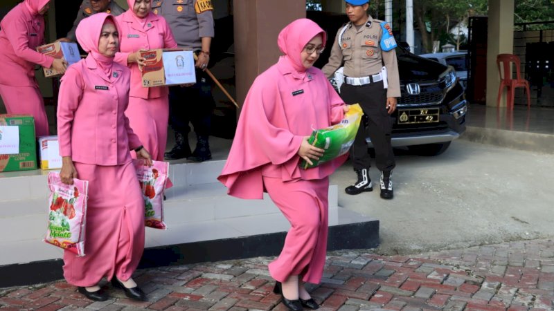 Polres Barru Kirim Bantuan Kemanusiaan Korban Banjir Wajo