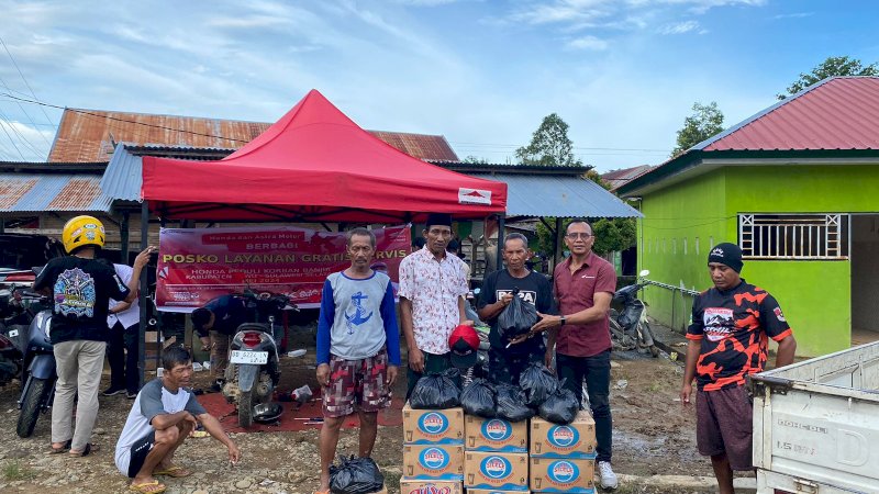 Asmo Sulawesi menyerahkan bantuan berupa sembako untuk warga di sidrap