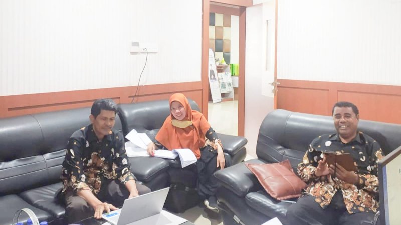 Calon Rektor menyerahkan berkas 