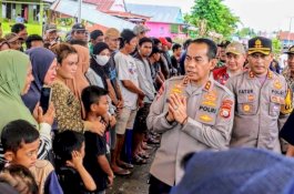 Peduli Bencana di Wajo, Kapolda Sulsel Berikan Bantuan Kemanusiaan