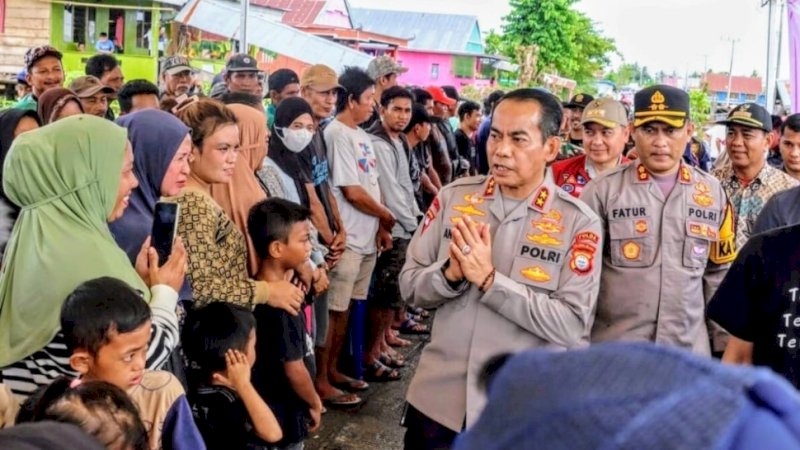 Peduli Bencana di Wajo, Kapolda Sulsel Berikan Bantuan Kemanusiaan