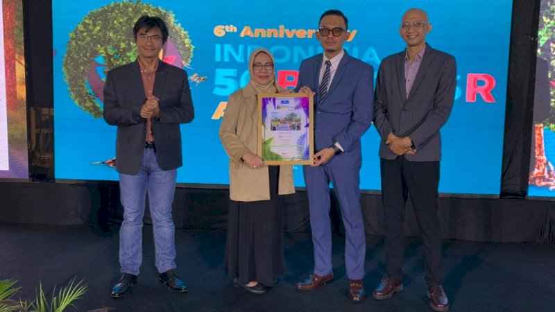 General Affair & Legal Manager Bumi Karsa, Sariwati, menerima penghargaan Indonesia Best CSR Award 2024 in Construction Services Sector versi The Iconomics untuk Bumi Karsa dalam perayaan Anniversary ke-6 Indonesia CSR Summit 2024 di Hotel Borobudur, Jakarta, Selasa (7/5/2024).