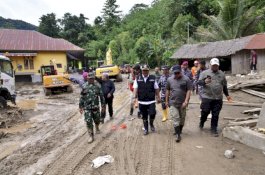 Penjabat Gubernur Pastikan Ketersediaan Bahan Pangan Warga Korban Bencana di Desa Kadundung