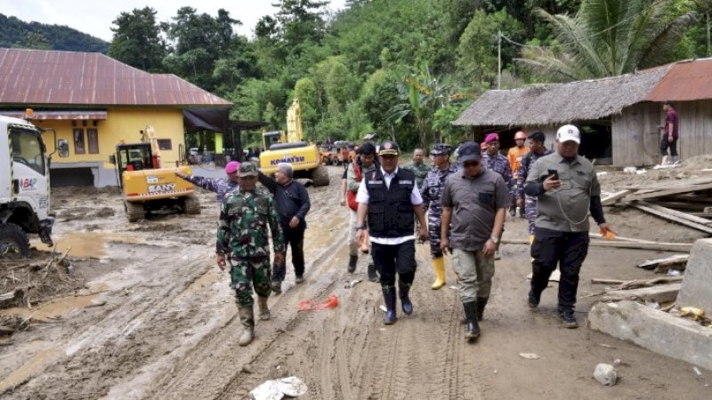 Penjabat Gubernur Pastikan Ketersediaan Bahan Pangan Warga Korban Bencana di Desa Kadundung