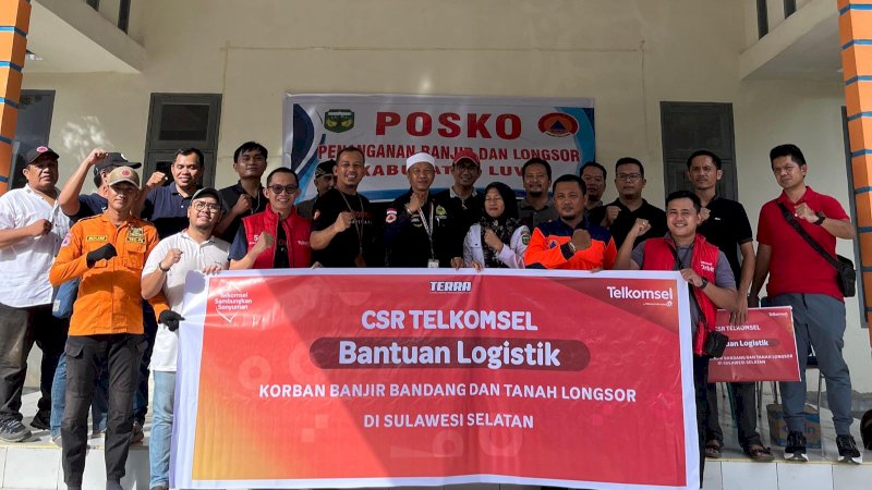 Telkomsel menyerahkan bantuan untuk korban terdampak bencana banjir dan longsor di Luwu