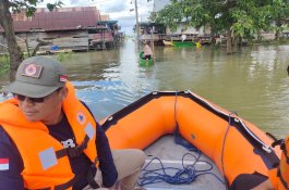 Danpos Basarnas Bone dan Kalaksa BPBD Wajo Pantau Dampak Banjir di Pesisir Danau Tempe