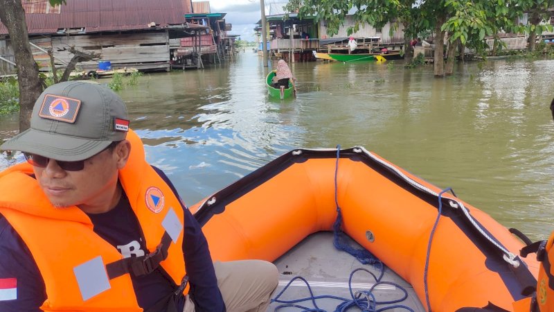 Danpos Basarnas Bone dan Kalaksa BPBD Wajo Pantau Dampak Banjir di Pesisir Danau Tempe