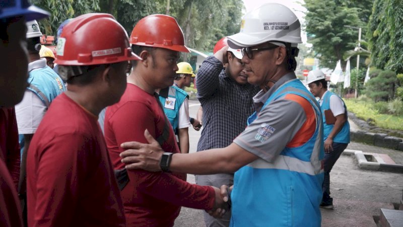 General Manager PLN UID Sulselrabar, Moch. Andy Adchaminoerdin melaksanakan pengecekan kesiapan dan memompa semangat Tim Bantuan Pemulihan Pasokan Listrik yang diterjunkan ke Kabupaten Luwu (9/5).