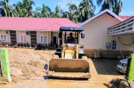 KKW Kolaka Utara Turunkan Loader Bersihkan Lumpur Banjir di Wajo