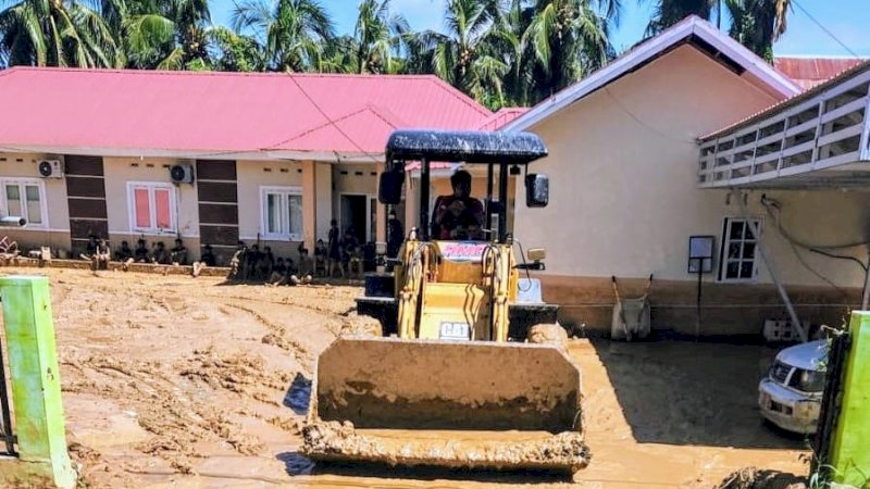 KKW Kolaka Utara Turunkan Loader Bersihkan Lumpur Banjir di Wajo 