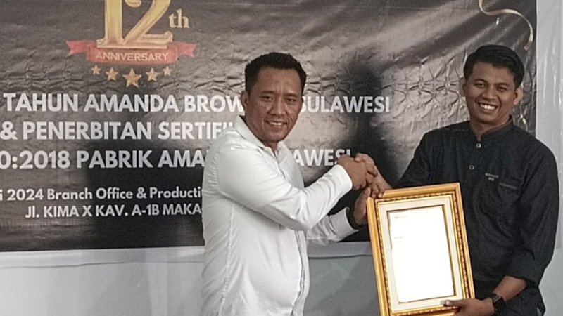 Area Manager Amanda Brownies Sulawesi Muhajir bersama Kepala  Plan and Production Alamsyah menerima sertifikat ISO 2200 yang dirangkaikan dengan syukuran Milad ke-12 tahun yang digelar di kantor dan Pabrik Amanda Brownies Sulawesi pergudangan Kima jalan perintis Kemerdekaan Makassar, minggu (12/5)