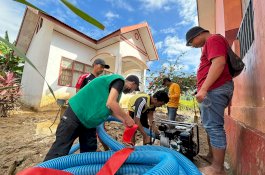 Tim LAZ Hadji Kalla Berikan Bantuan Logistik Bagi Korban Banjir Bandang Sulsel
