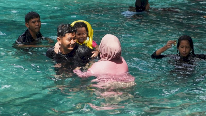 pengunjung Bugis Waterpark Adventure sedang menikmati salah satu wahana