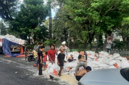 Muatan Truk Tronton Tumpah ke Jalan Raya, Lalulintas Bontoala Lakukan Pengaturan Lalin