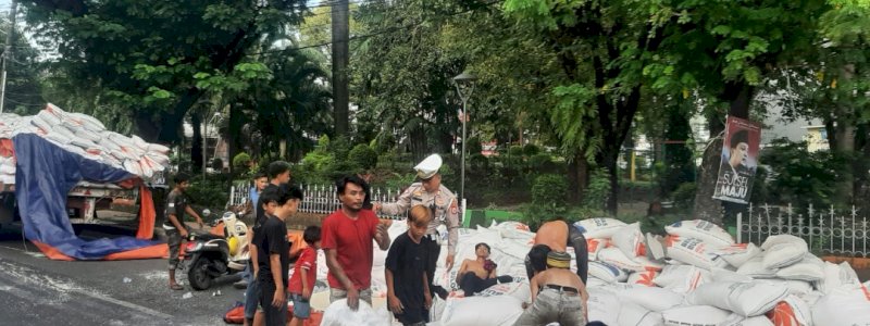 Muatan Truk Tronton Tumpah ke Jalan Raya, Lalulintas Bontoala Lakukan Pengaturan Lalin