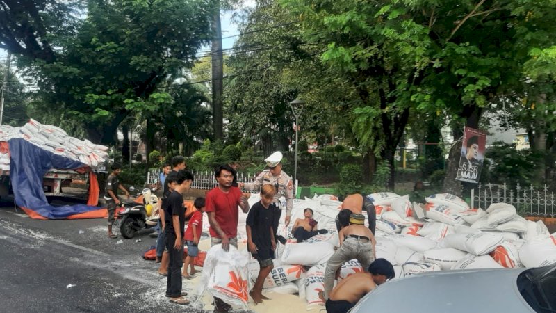 Muatan Truk Tronton Tumpah ke Jalan Raya, Lalulintas Bontoala Lakukan Pengaturan Lalin