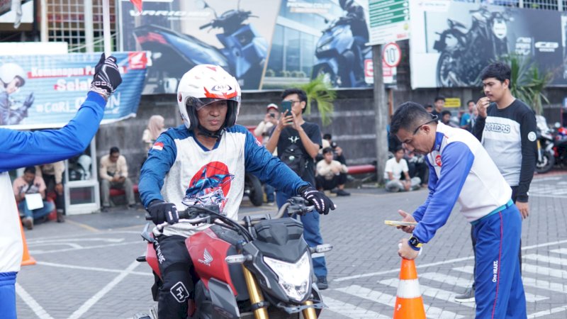 salah satu peserta safety riding competition yang sedang di uji ol3h instruktur safety riding Asmo Sulselbar Wanny