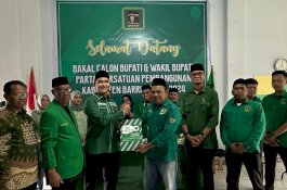 Kembalikan Formulir Bakal Calon Bupati, Arizaldy Aras Disambut Keluarga Besar PPP Barru
