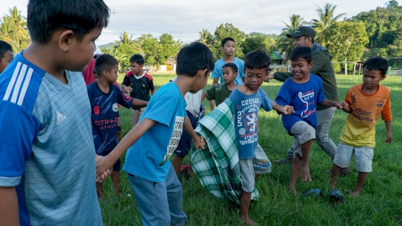 PT Vale Indonesia memberikan layanan trauma healing untuk anak-anak korban bencana banjir dan tanah longsor, di Kelurahan Lindajang, Kecamatan Suli Barat, Kabupaten Luwu, Sulawesi Selatan (Sulsel). (Foto: PT Vale Indonesia)