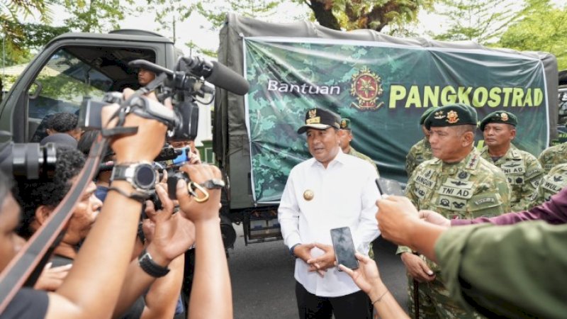 Pangdiv 3 Kostrad dan Pj Gubernur Sulsel Lepas 10 Truk Bantuan untuk Korban Banjir di Luwu