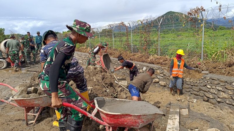 Satgas TMMD palopo sedang membenahi jalan dan irigasi