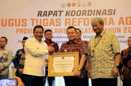 Penjabat Bupati Wajo Terima Penghargaan Kontribusi Teraktif dalam Penyelenggaraan Reforma Agraria Tahun 2023