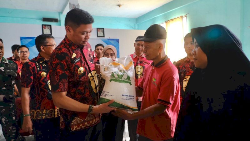 Pemkab Gowa-Bulog Salurkan 54.800 Kg Beras di Kecamatan Somba Opu