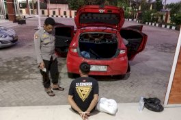 Pemuda Linglung Telanjang Dada di Atas Kap Mobil, Polisi Temukan Sabu-sabu