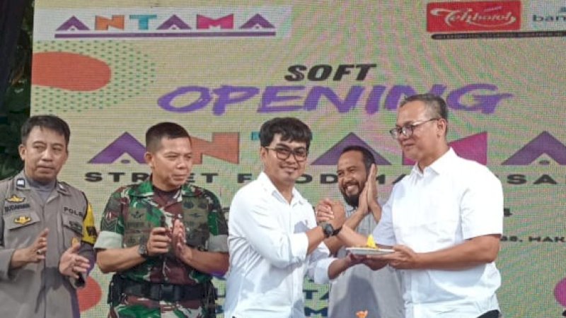 Soft Opening ANTAMA food Street Makassar ditandai dengan pemotongan tumpeng oleh Wakil Direksi PT Sinarmas Land Lim Jam (kanan) dan Founder Mr Green Production Ilham, sabtu(18/5)