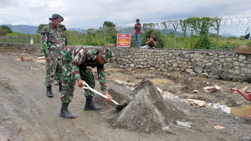 Personil Komcab TNI turut membantu tim satgas TMMD 120/ Palopo