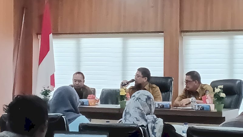 Kepala Dinas pendidikan dan kebudayaan Sulawesi Selatan Igbal Nadjamuddin (tengah)