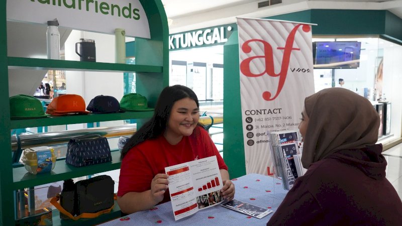 Seorang pelanggan mengunjungi booth Kallafriends di Mal Ratu Indah(MaRI), beberapa waktu lalu. Dengan memperbanyak transaksi di Kallafriends, selama periode Mei-Agustus 2024, pelanggan berkesempatan memenangkan hadiah puluhan juta rupiah melalui program Snap & Win.