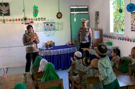 Mengenalkan Aturan Lalu Lintas Sejak Dini, Satlantas Polres Barru Sosialisasi ke TK Al Ikhlas