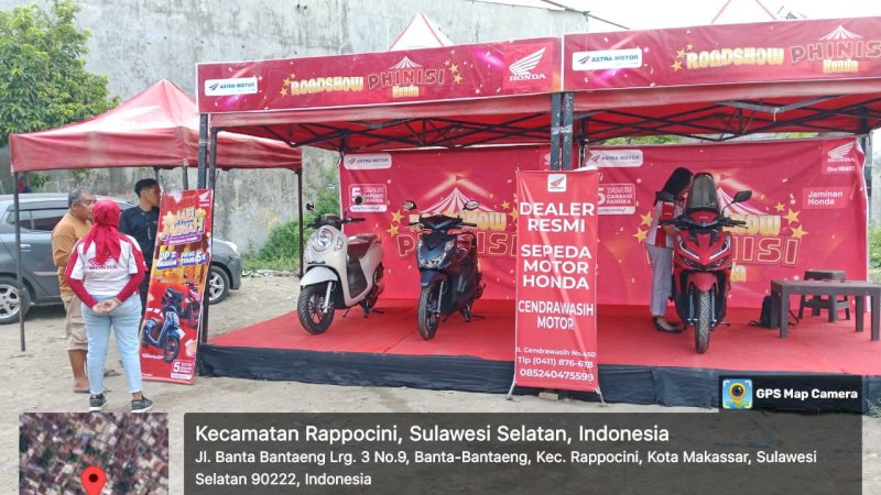 Beberapa unit sepeda motor honda di pajang untuk menarik minat customer