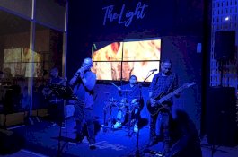 The Light Mercure Makassar Nexa Pettarani Hadirkan Malam Spesial Live Musik Bersama Blue C Band